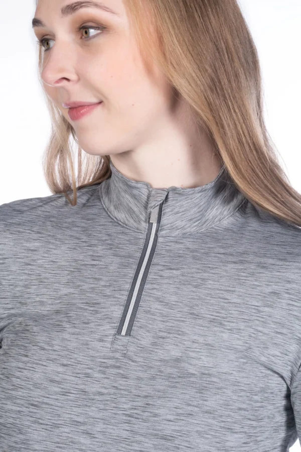 Mujer con camiseta funcional Rosewood Melange mirando hacia el costado