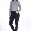 Mujer con camiseta funcional gris y pantalón negro